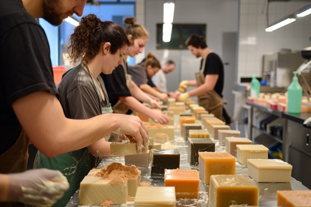 atelier fabrication savon marseille team building 2